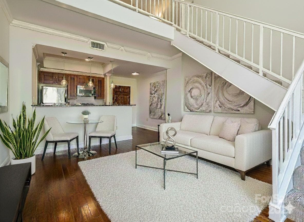 300 5th 723 - Image 1