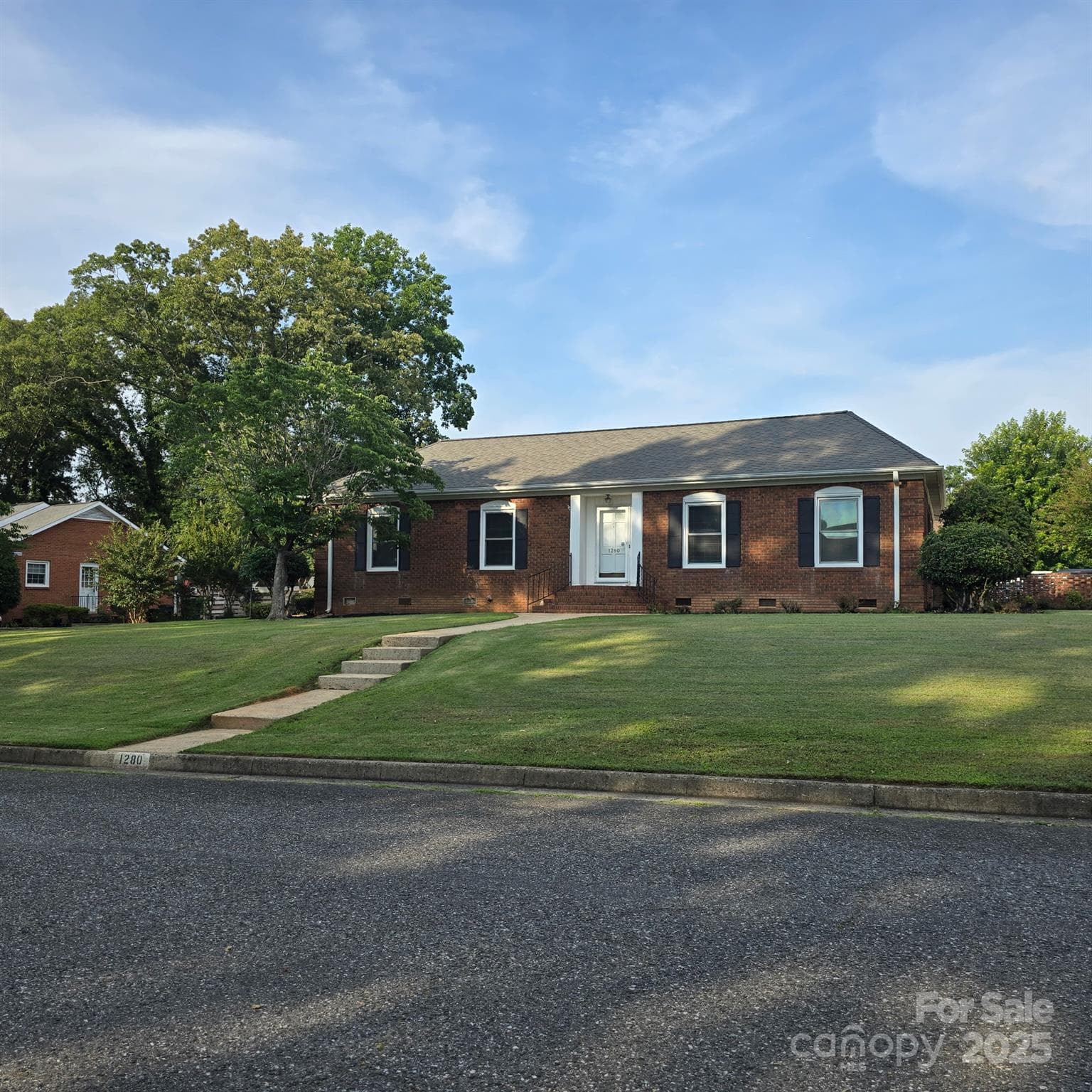 1280 Queensgate - Image 1