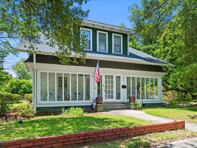 101 3rd, Cheraw, SC - 5 beds, 2 baths, 2,337 sqft - $299,000