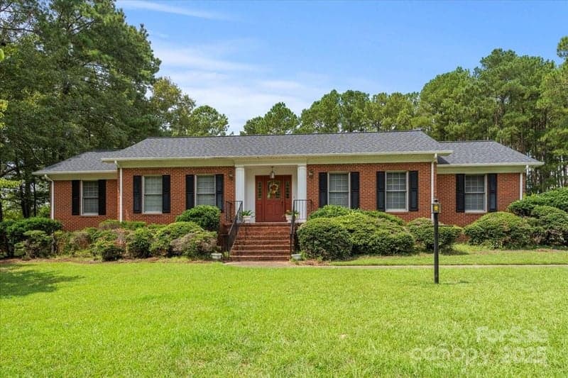332 Ridge, Cheraw, SC - 3 beds, 2 baths, 1,954 sqft - $329,900