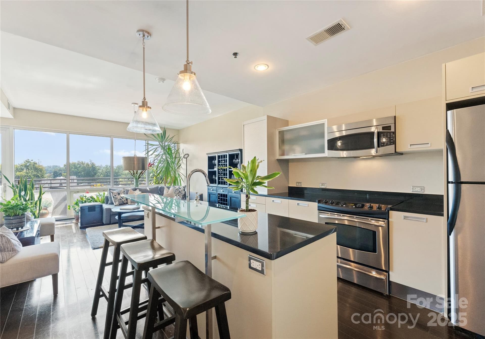 1133 Metropolitan 601 - Image 1