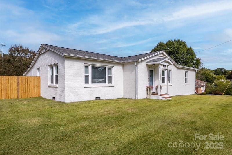 2625 20th, Hickory, NC - 3 beds, 2 baths, 1,802 sqft - $309,999