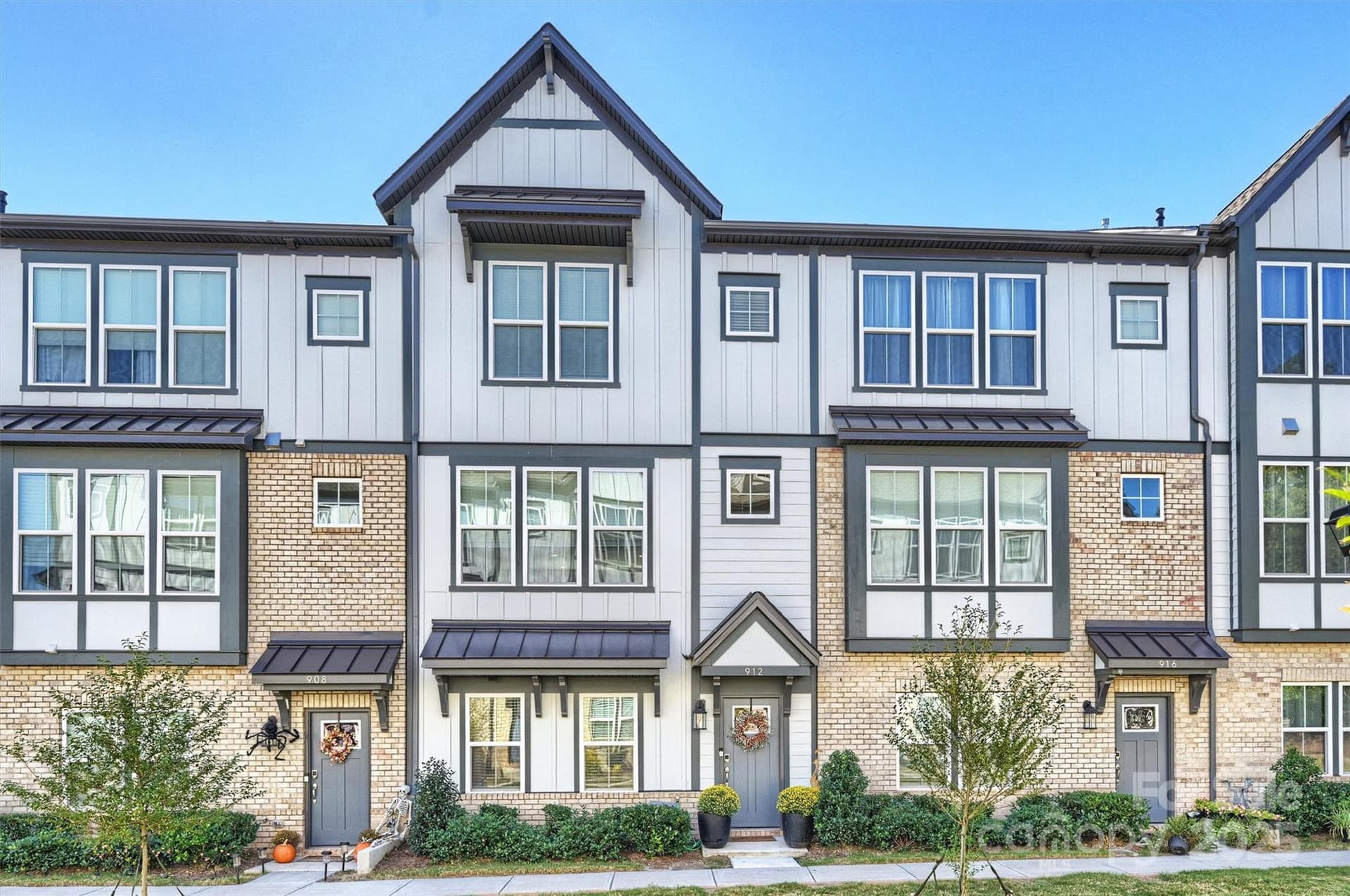 912 Mary Max - Image 1