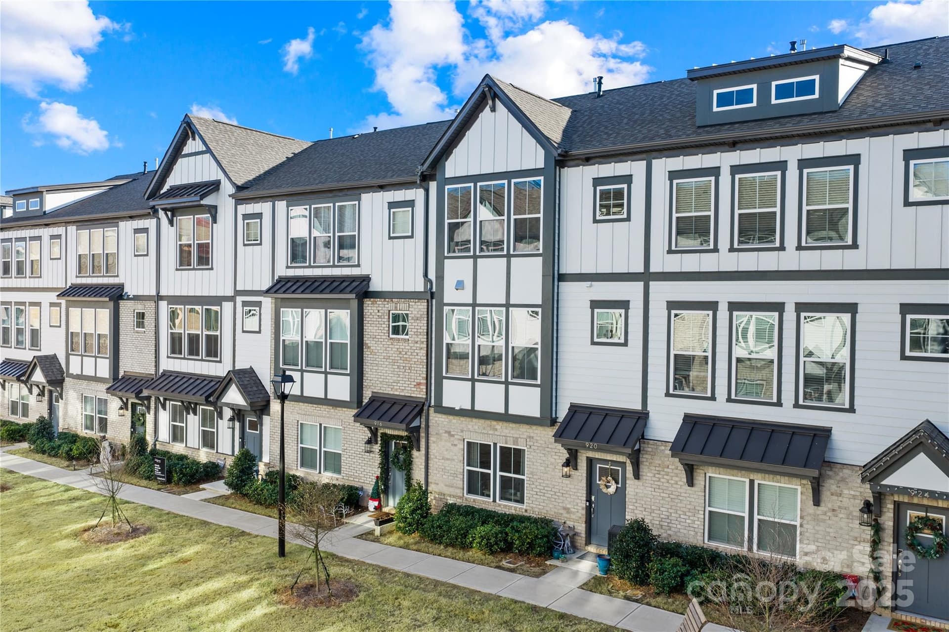 920 Mary Max - Image 1