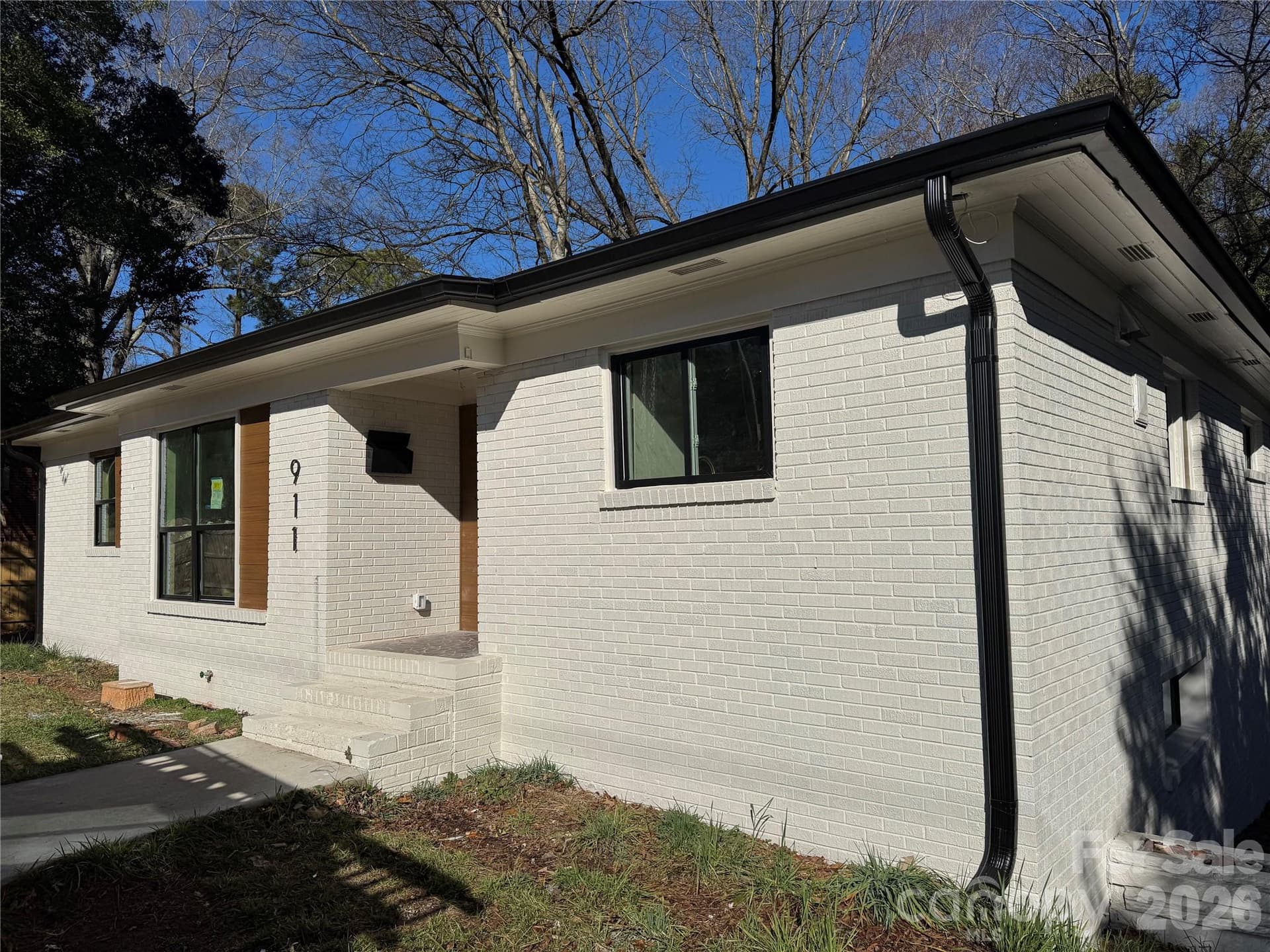 911 Woodlawn - Image 1